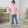 十代の女の子服チェリースウェット+ジーンズスーツのためのフリルの女の子セット春の秋の衣装の子供210528