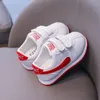 Baby Boy Skor för 1 år gammal Mjuk botten Småbarn Skor Girl Stripe Newborn Krokögla Platt Sneakers Spädbarn Höst Skor 210315