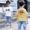 Vestiti per bambini Estate Neonati maschi Tuta sportiva T-shirt bianca Pantaloni jeans blu 2 pezzi Tuta Bambini 2019 Set di abbigliamento per bambini X0802