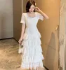 夏のファッションの女性半袖フリルのトリム刺繍の正方形の襟パッチワークケーキ層スリムドレス210531