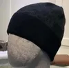 Design de letra clássico de malha bonés de beanie para homens mulheres outono inverno quente grosso lãs bordados chapéu frio moda rua chapéus