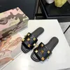 2021 Hot Sale Ny Leather Designer Kvinnor Flat Slippers Fashion Oversized Golden Rivets Sexiga Ladies Slides Sandaler Mode med låda