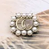 Luksusowe kobiety projektant marki podwójna litera broszki 18K pozłacana wkładka kryształ Rhinestone okrągła biżuteria broszka perła szpilka szalik odzież dekoracja retro 2 styl