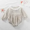 Spädbarn Baby Rompers Girls Långärmad Grid Lace Collar Kläder Vår Höst 0-3yrs 210816