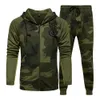 Hombres Camo Chándal con capucha Conjunto de dos piezas Hombres Otoño Ropa exterior Sudaderas Chaqueta masculina Pantalones Conjunto Ropa deportiva 201128