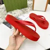 2021 Nieuwe Vrouwen Platte Slippers Clip Teen Ontwerp Strand Sandalen Klassieke Gesp Decoratie Multi-color Antislip Zool maat 35-42