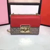 Qualità consigliata Piccola patta quadrata con chiusura mentale Borsa a tracolla con tracolla Moda donna Fiori Cover piccola borsa in pelle