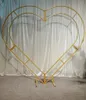 Arco di nozze cuore, arco di nozze a forma di cuore, forma di cuore in metallo bianco, arredamento, cerimonia dello sfondo floreale