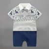 Gentleman Design Kurzarm Baby Jungen Strampler mit Schleife Overall Neugeborene Kleidung 210309