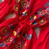 Bohemian estilo étnico flores bordadas Mid-bezerro vestido V-pescoço flare manga cordão fino a linha casual férias casuais 210603