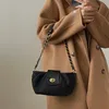 간단한 디자인 어깨 가방 블랙 지갑 레트로 스타일 바게트 메신저 가방 여성 핸드백 새로운 디자이너 구름