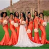 2021 afrikansk apelsin av axel sjöjungfru brudtärna klänningar kvinnor lång bröllopsfest klänning skräddarsy robe de soiree de mariage plus storlek sopa tåg elastisk satin
