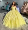 Charmiga gula quinceanera klänningar blommor 2021 Floral spets Spaghetti Applique Straps Öppna Back Graduation Klänning för gymnasiet söt 15