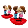 Miłośnicy zasilania energią słoneczną zabawki automatyczne wstrząsanie głową pocałunek dla lalki z zabawkami dekoracje ozdoby dekoracje 4229980