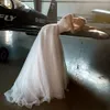 Lyx A Linje Pearl Bröllopsklänning Sexig Illusion Långärmad O-Neck Glitter Tulle Bridal Gown Sweep Train Bride Robe de Marie