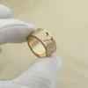 Europa Amerika Modestil Ringe Männer Dame Damen Gold Silberfarbenes Metall gravierte aushöhlen V-Initialen 18 Karat vergoldet Liebhaber R236t