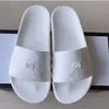 2021 Toppkvalitet Mäns Kvinnors Gummi Slipper Designer Sandaler Skor Sommarstrand Outdoor Cool Tofflor Mode Wide Lady Hushållslista Flip Flip Flops med låda