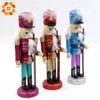 5 stks Creatieve Handgemaakte Nootkraker Puppet Desktop Geschenken Speelgoed Decor Hout Kerst Ornamenten Tekening Walnuts Soldaten Band Dolls Y201020