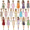 30 articoli/set accessori per bambole = 10 vestiti carini alla moda mista + 4 occhiali + 6 collane + 10 scarpe per abiti per la bambola Barbie 2015 Y2