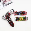 2021 Mini Fingerboard Finger Skateboard Toy, Boarding Movimento creativo della punta delle dita Bomboniere Novità Giocattoli per bambini