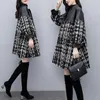 Autumn e inverno tamanho grande mangas de lanterna solta Pu costura de tweed casaco de lã xadrez feminino de comprimento médio phyl22