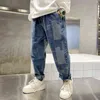 Ny 2021 mode jeans för tonårs pojkar skada byxor kläder barn mitten midja lösa denim byxor barn plaid patchwork botten g1220
