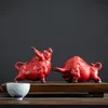 Creative Ceramic Red Cattle Beeldjes Ornamenten Woondecoratie Ox Standbeeld Woonkamer Office Desktop Dierlijke Figuren Decor 210607