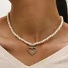 Anhänger Halsketten Sanfte und süße Persönlichkeit Imitation Perlenkette Einfaches Temperament Diamant Hohle Liebesform Frauen