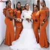 NEU! Gebrannte orange Meerjungfrau Günstige Brautjungfernkleider Langes schwarzes Brautjungfernkleid für Mädchen mit Rüschen, elastischem Satin, Hochzeitsparty-Kleider