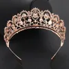 Rose Gold Pink Vintage Barock Queen King Hair Smycken Pearl Crystal Tiara och Crown With Comb Headband Bridal Rhinestone Diadem