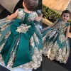 2021 Little Dark Green Girls Abiti da spettacolo Appliques in pizzo dorato Perline di cristallo Fiori per bambini Vestito Abiti da festa di compleanno Per ragazza con fiocco Lunghezza pavimento