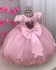 ピンクのボールガウンの花の女の子のドレスの結婚式の半袖ビーズの幼児3 dアップリケのバックレスPageantガウン弓サッシ最初の聖体拝領ドレス