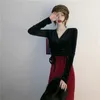 Сексуальная V-образная выречка бархатная пуловер футболка весенние женщины с длинным рукавом урождаться кружева короткая одежда Корея стиль моды уличная одежда 210619