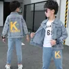Lente herfst baby jongen kleding set mode tiener denim lichtblauwe jassen en diepe broek Koreaanse kinderen jeans sport sets 210622