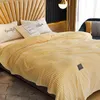 ベッドの黄色い色の柔らかい暖かい正方形のフランケルの厚さのスローブランケット211122のための200x230cmの大きい厚いフリースソファの毛布