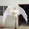 Nouvelle belle personnalisation des ailes d'ange de plumes en or noir blanc personnalisé pour le spectacle de mode affiche des accessoires de prise de vue de mariage de douche nuptiale