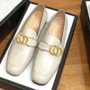 klassiska kvinnor Platt designer Klänning skor 100% Äkta kohud Metallspänne Lady läder bokstav vardagssko Mules Princetown Trampa Lazy Loafers Stor storlek 34-42-46