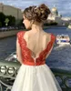 セクシーな分割線ビーチのウェディングドレス白と赤の花嫁のフォーマルガウン2022 Illusion Vネックノースリース背中の床の長さチュールブライダルドレスアップリケレース