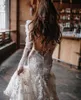 2021 Glänsande långärmad bröllopsklänningar sjöjungfru Brudklänningar Sexiga Backless Appliques Lace Floral Beads Boho Beach Bride Dress