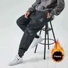 2021 Nowe męskie zimowe dżinsy z polaru Grube ciepłe spodnie dżinsowe Mężczyźni Streetwear Black Joggers Harem Jean Spodnie termiczne Plus Size 8XL G0104