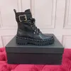 2021 New Fashion Luxury Damen Dicke Fersenstiefel Lässig Allgleiches Frauen Kurze Schnürsteine ​​Martin Flache Boot