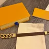 ZB006YX Klassisches modisches braunes schwarzes PU-Leder-Buchstabenarmband mit Geschenkbox, grob ausgeschnittene Kette, Charm-Armbänder251Q