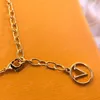 Projektant bransoletki naszyjnik moda łańcuch miłosna litery wisiorka v złota szyja dla kobiet impreza ślubna biżuteria z pudełkiem 22010603r