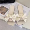 Hausschuhe Seide Bowknot Retro Weinrot Damen Frauen Mode Designer Sommer Flache Rutschen Für Haus Haus Sexy Strand Schuhe