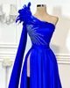 Royal Blue Long Aftonklänningar En linje 2021 Elegant One Shoulder High Slit Luxury Beaded African Women Feather Formal Party Gowns Prom Dress