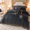 寝具セットラグジュアリーヨーロッパスーパーソフトコーラルフリース暖かい居心地の良い刺繍セットベルベットキルトカバーの掛け布団毛布枕