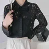 エレガントな女性の黒い中空のシャツファッションレディース花レーストップス甘い女性シックスリムなターンダウンカラーシャツ210527