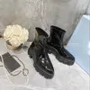 Tasarımcılar Kadının Botları Patent Deri Dana Martin Ayakkabı Üçgen Mektup Ayakkabı Moda Dalfskin Ayak Bileği Kauçuk Outsole Boot