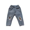 Pantaloni jeans per ragazze e ragazzi Jeans con fori stampa leopardo Autunno Nuovi bambini Moda Cowboy Pantaloni larghi casual Jeans per bambini 210317