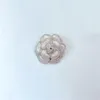 Pinos, Broche Design Preto Branco Camélia Para Mulheres Menina Pearl Flower Sweater Pins Brooch Declaração Jóias De Casamento